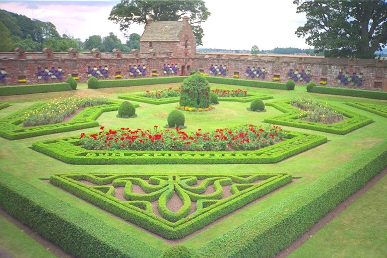 Garden, wall and summerhouse